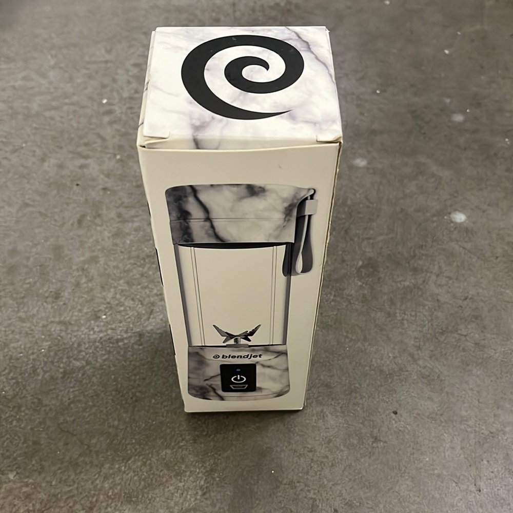 Blendjet blender and cup all in one
